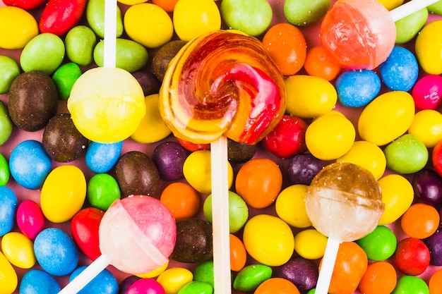 Foto gratuita vista elevata di lecca lecca e caramelle dolci