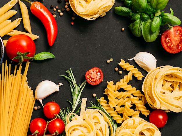 Foto gratuita composizione piatta della pasta