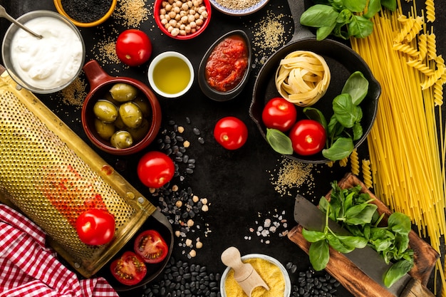 Foto gratuita sfondo alimentare concetto di alimento con vari ingredienti freschi gustosi per la cottura. ingredienti alimentari italiani. vista dall'alto con lo spazio di copia.