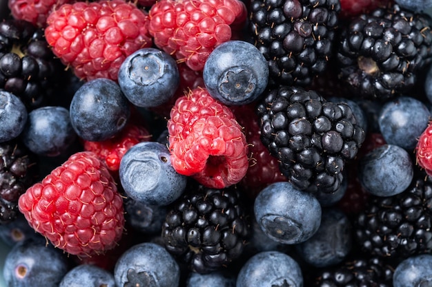 Foto gratuita bacche di assortimento fresche sullo sfondo di una ciotola