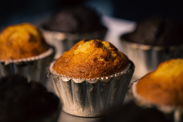 Foto gratuita muffin appena sfornati in stampi di metallo primi piani in una panetteria