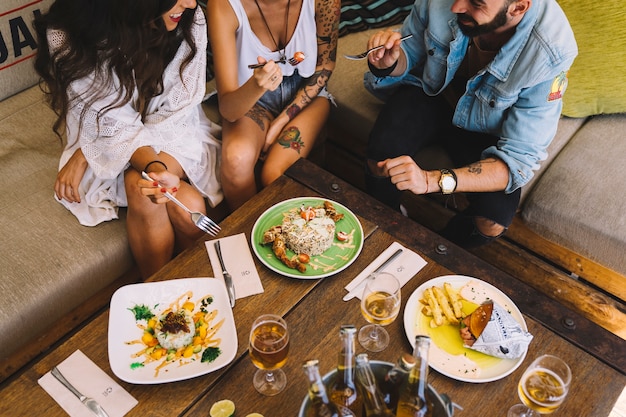 Foto gratuita amici che mangiano piatti gustosi