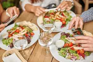 Foto gratuita amici gustando un pranzo in un ristorante