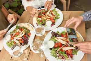 Foto gratuita amici gustando un pranzo in un ristorante