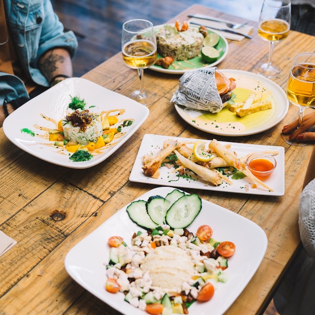 Foto gratuita amici al tavolo con il cibo