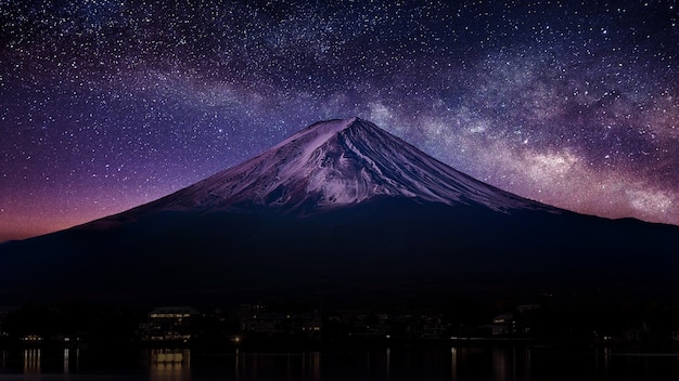 Foto gratuita monte fuji con via lattea di notte.