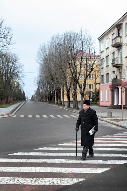 Foto gratuita uomo anziano a figura intera che fa una passeggiata