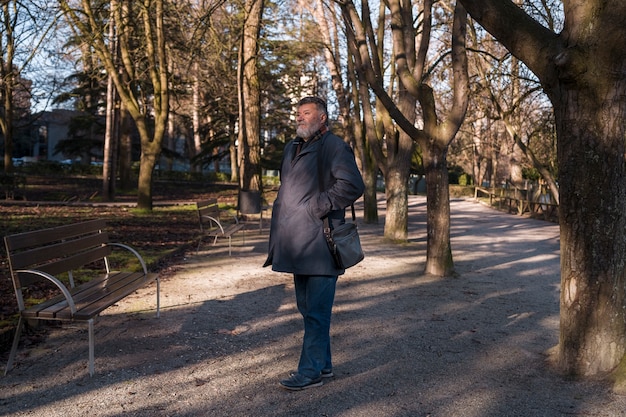 Foto gratuita uomo anziano a figura intera che fa una passeggiata