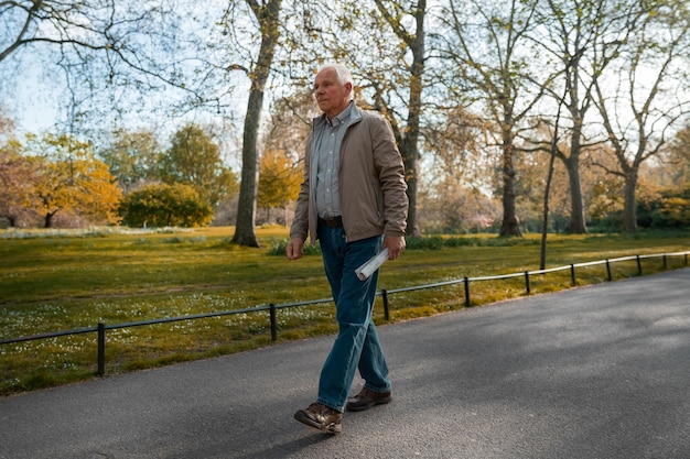 Foto gratuita uomo anziano a figura intera che fa una passeggiata