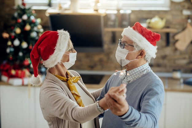 Foto gratuita entrare nello spirito vacanziero nonostante la pandemia di coronavirus