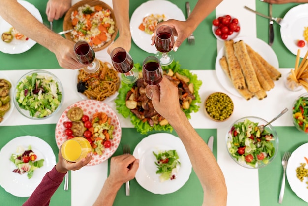 Foto gratuita famiglia felice che cena insieme