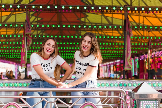 Foto gratuita ragazze felici divertendosi nel parco di divertimenti