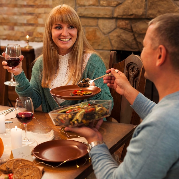 Foto gratuita donne felici che mangiano insieme