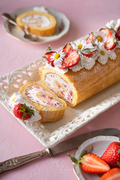 Foto gratuita torta e fragole deliziose dell'angolo alto