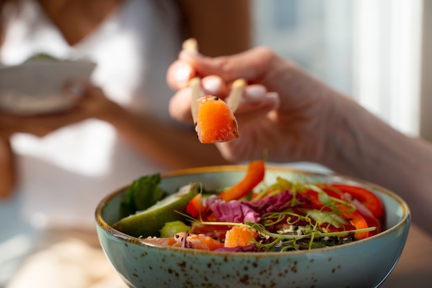 Foto gratuita deliziosa ciotola di salmone ad alto angolo al chiuso