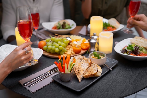 Foto gratuita persone ad alto angolo che desiderano una cena