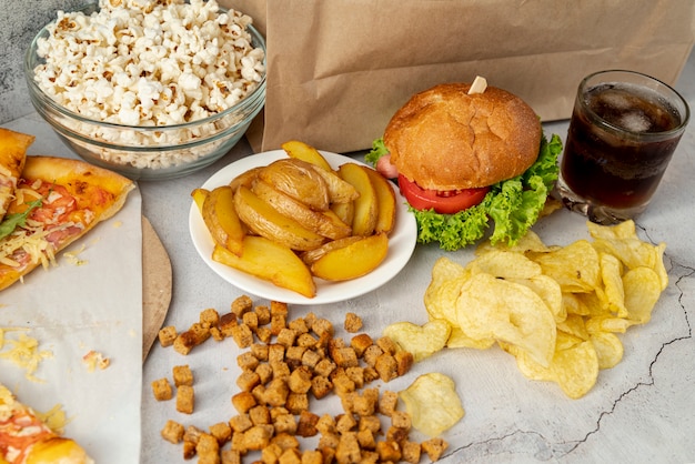 Foto gratuita fast food ad alta vista sul tavolo