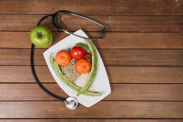 Foto gratuita cibo dell'ospedale con stethoscop