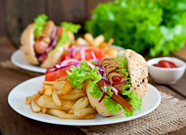 Foto gratuita hot dog con senape e lattuga ketchup sulla tavola di legno.