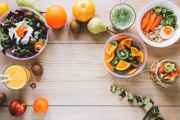 Foto gratuita misuri il nastro vicino al cibo sano