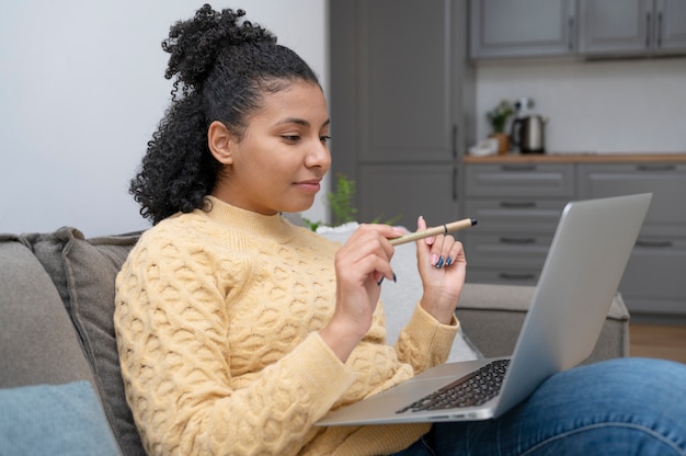 Foto gratuita computer portatile della holding della donna del colpo medio