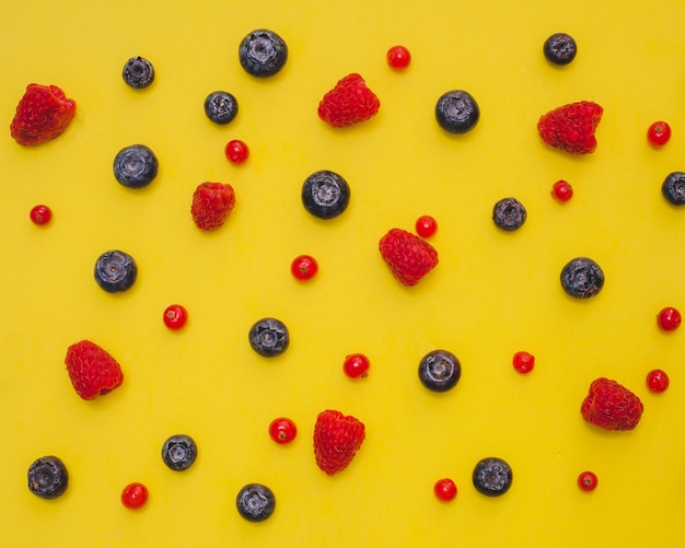 Foto gratuita composizione di frutta disordinata