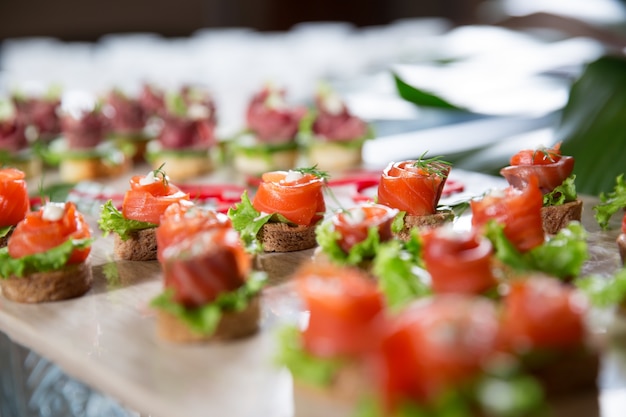 Foto gratuita mini tartine con salmone affumicato sul tavolo del buffet