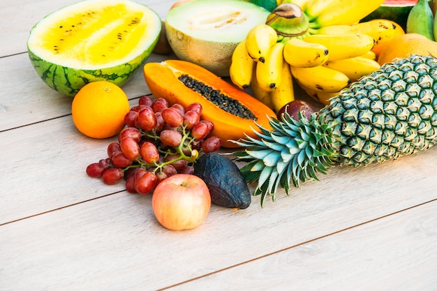 Foto gratuita frutti misti con arancia di banana mela e altro