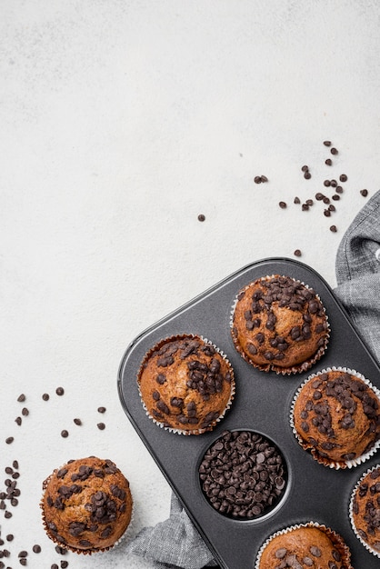 Foto gratuita muffin sulla teglia con lo spazio della copia