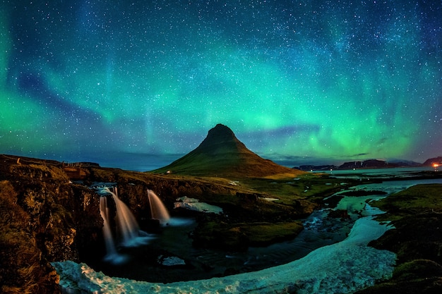 Foto gratuita northern light, aurora boreale a kirkjufell in islanda. montagne di kirkjufell in inverno.