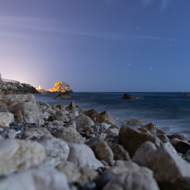 Foto gratuita pietre dell'oceano con acqua cristallina