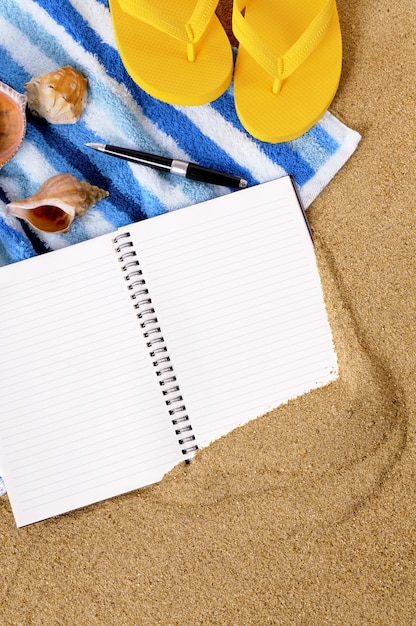 Foto gratuita notebook aperto sulla spiaggia