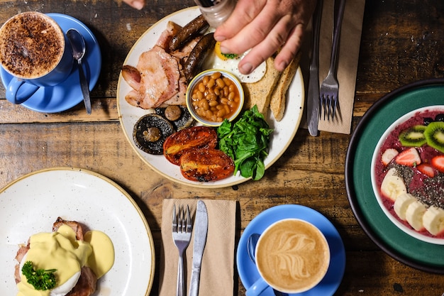 Foto gratuita colpo ambientale del pasto e del caffè cucinati della prima colazione