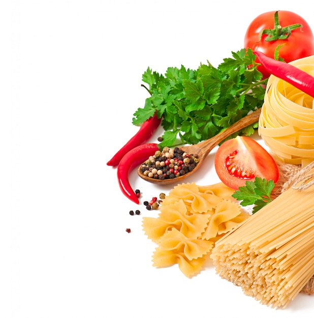 Foto gratuita spaghetti della pasta, verdure, spezie isolate su bianco