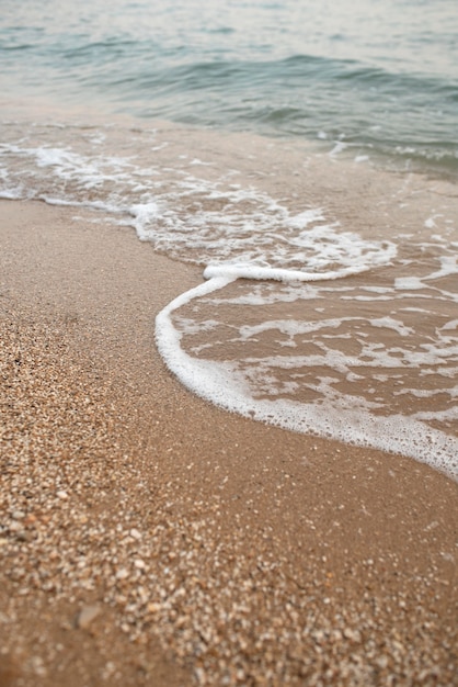 Foto gratuita composizione tranquilla di acqua e sabbia