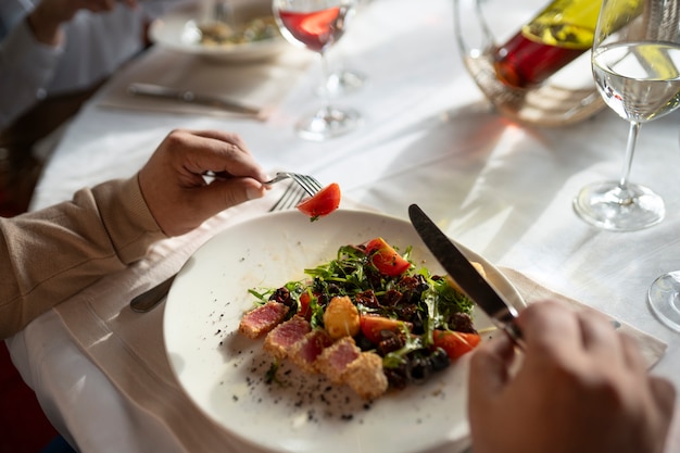 Foto gratuita persone che cenano in ristoranti di lusso