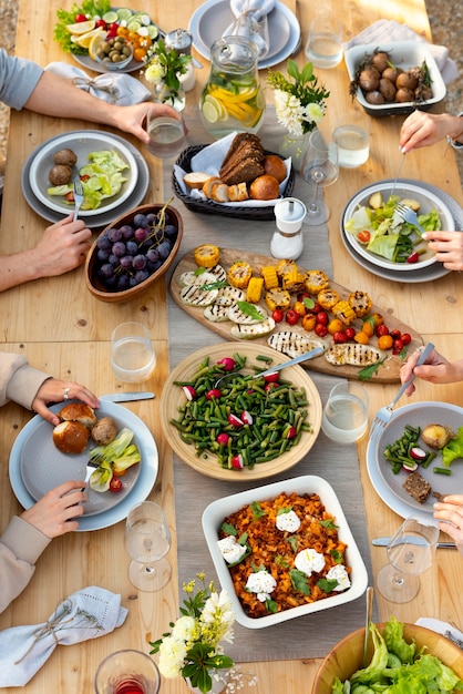 Foto gratuita persone a tavola con cibo da vicino