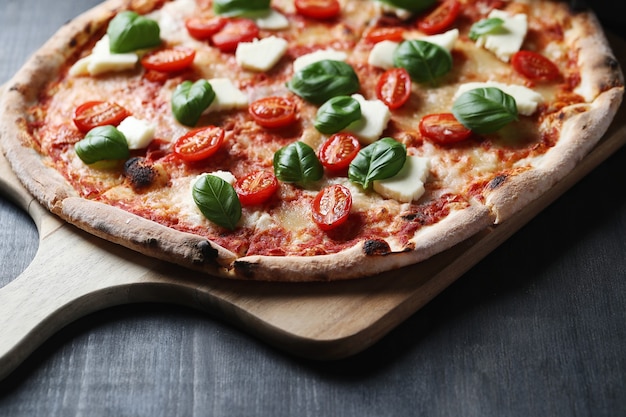 Foto gratuita tempo di pizza! gustosa pizza tradizionale fatta in casa, ricetta italiana