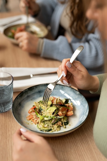 Foto gratuita amiche taglie forti trascorrono del tempo insieme in un ristorante