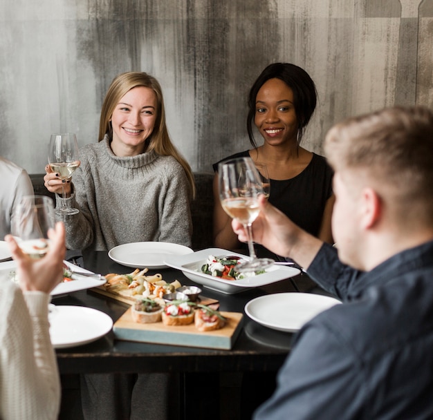 Foto gratuita giovani donne positive che sorridono alla cena