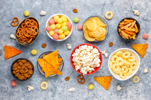 Foto gratuita salatini, patatine, cracker e popcorn in ciotole