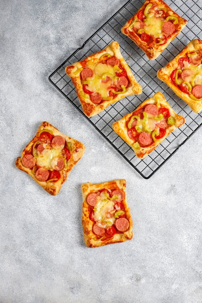 Foto gratuita pizzette di pasta sfoglia con salsiccia.