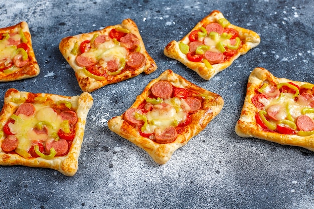 Foto gratuita pizzette di pasta sfoglia con salsiccia.