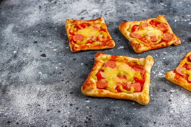 Foto gratuita pizzette di pasta sfoglia con salsiccia.