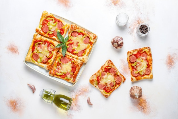 Foto gratuita pizzette di pasta sfoglia con salsiccia.