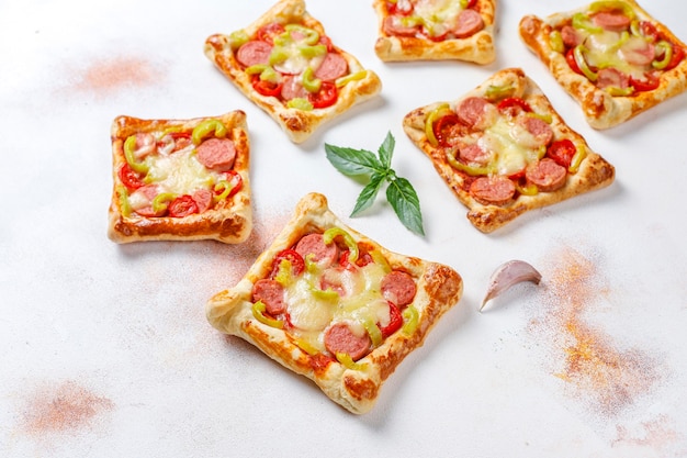 Foto gratuita pizzette di pasta sfoglia con salsiccia.