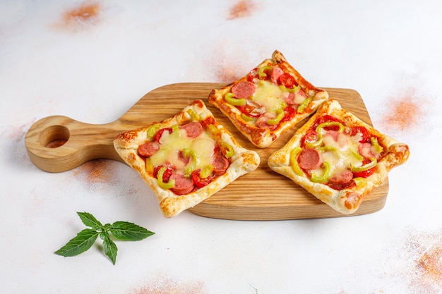 Foto gratuita pizzette di pasta sfoglia con salsiccia.