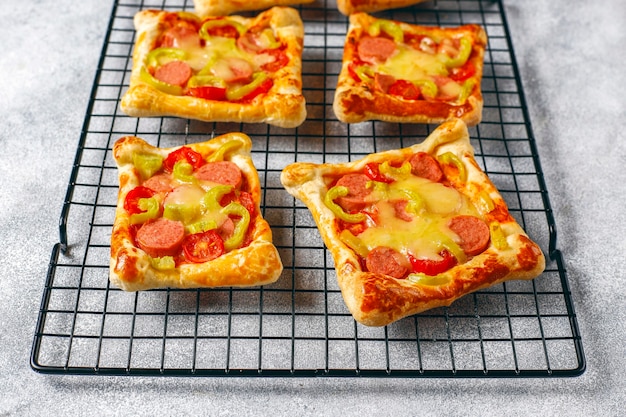 Foto gratuita pizzette di pasta sfoglia con salsiccia.