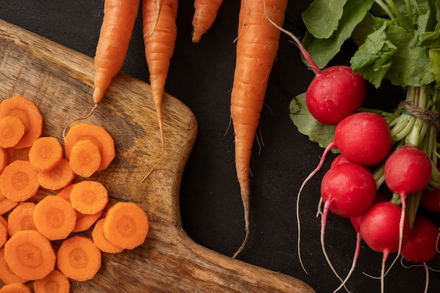 Foto gratuita carota cruda in cucina