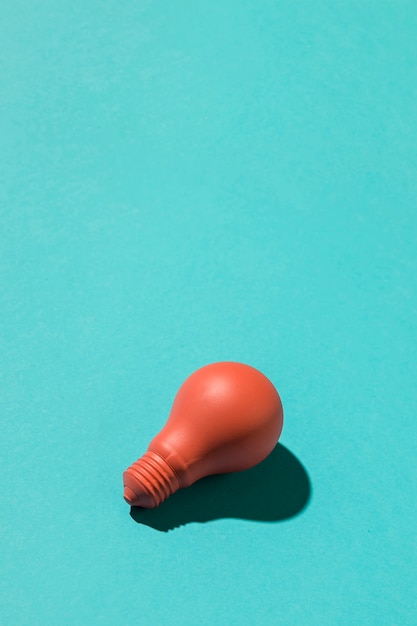 Foto gratuita lampadina rossa su sfondo blu